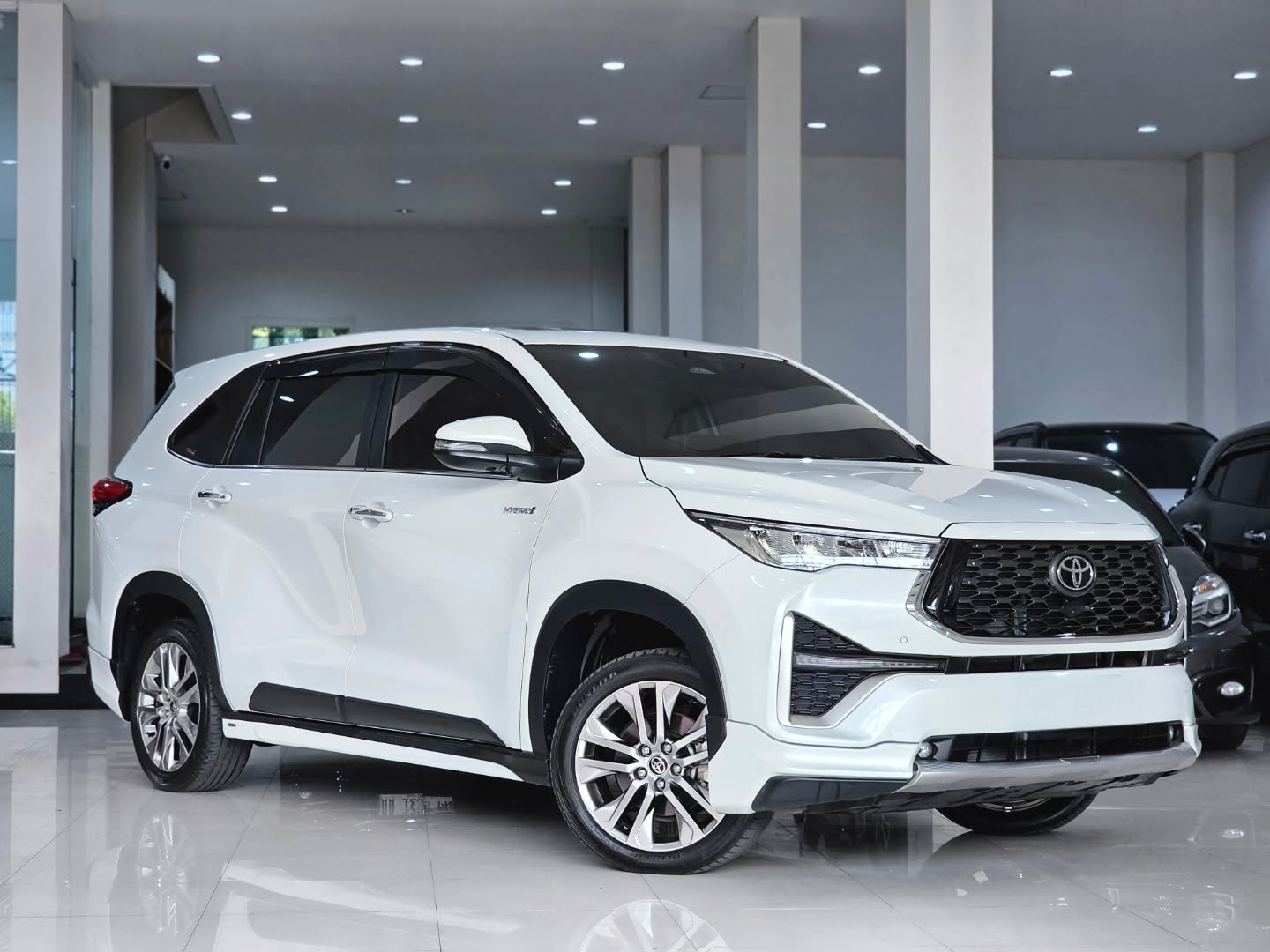 INNOVA ZENIX Q MODELLISTA HYBRID AT 